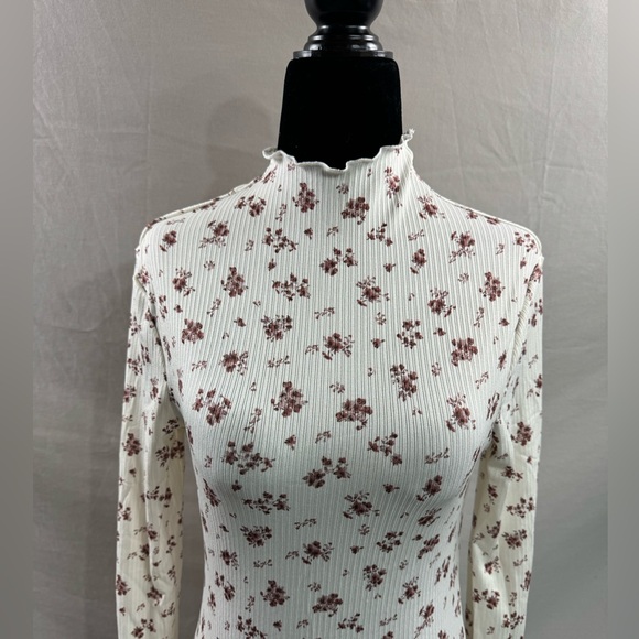 Rib Knit Ditsy Floral Print Embroidery Mesh Flare Sleeve Mock Neck Tee - Picture 7 of 9